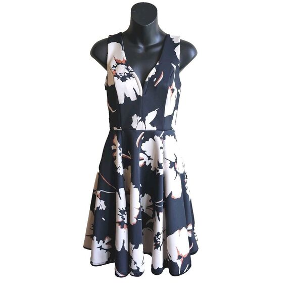 ANTHROPOLOGIE Maeve Amory Scuba Dress Fit Flare Floral Black Cream Size 0 VNeck - Picture 3 of 6